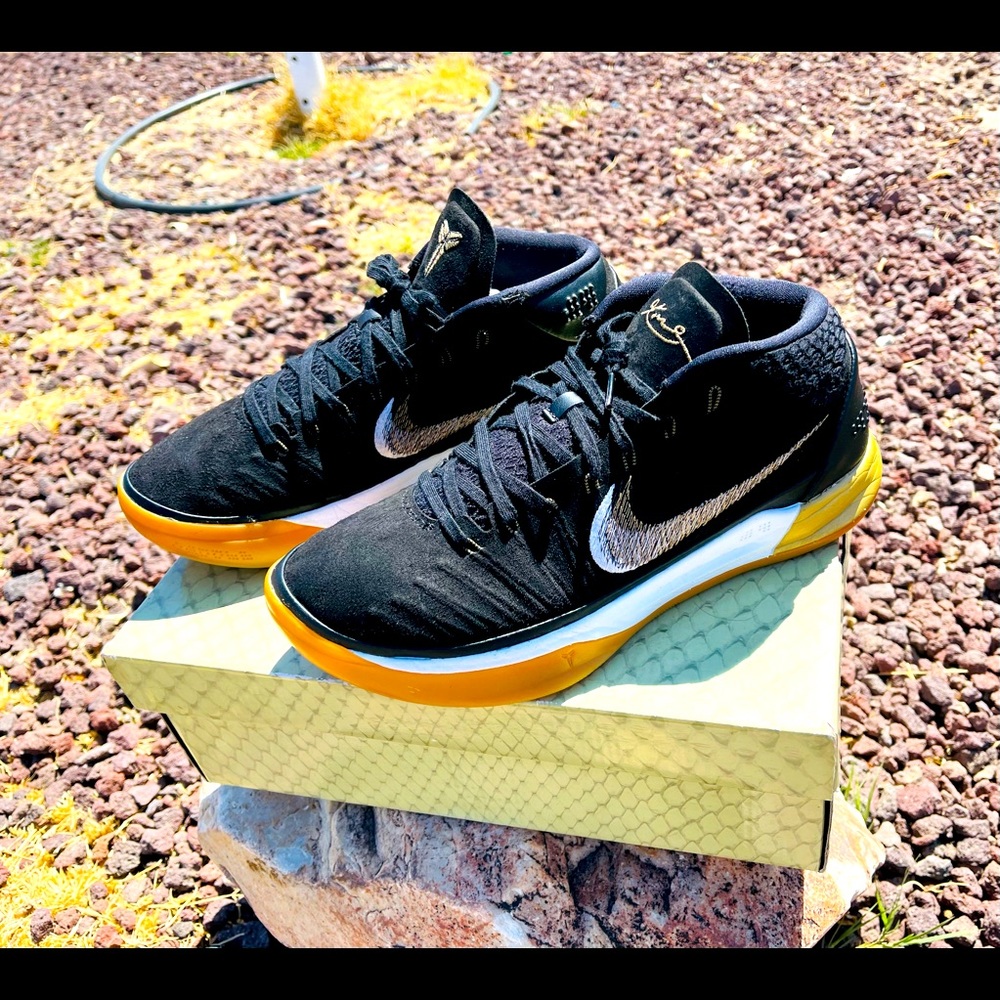 NIKE Kobe AD Black/White/Gold With Gum Size 9